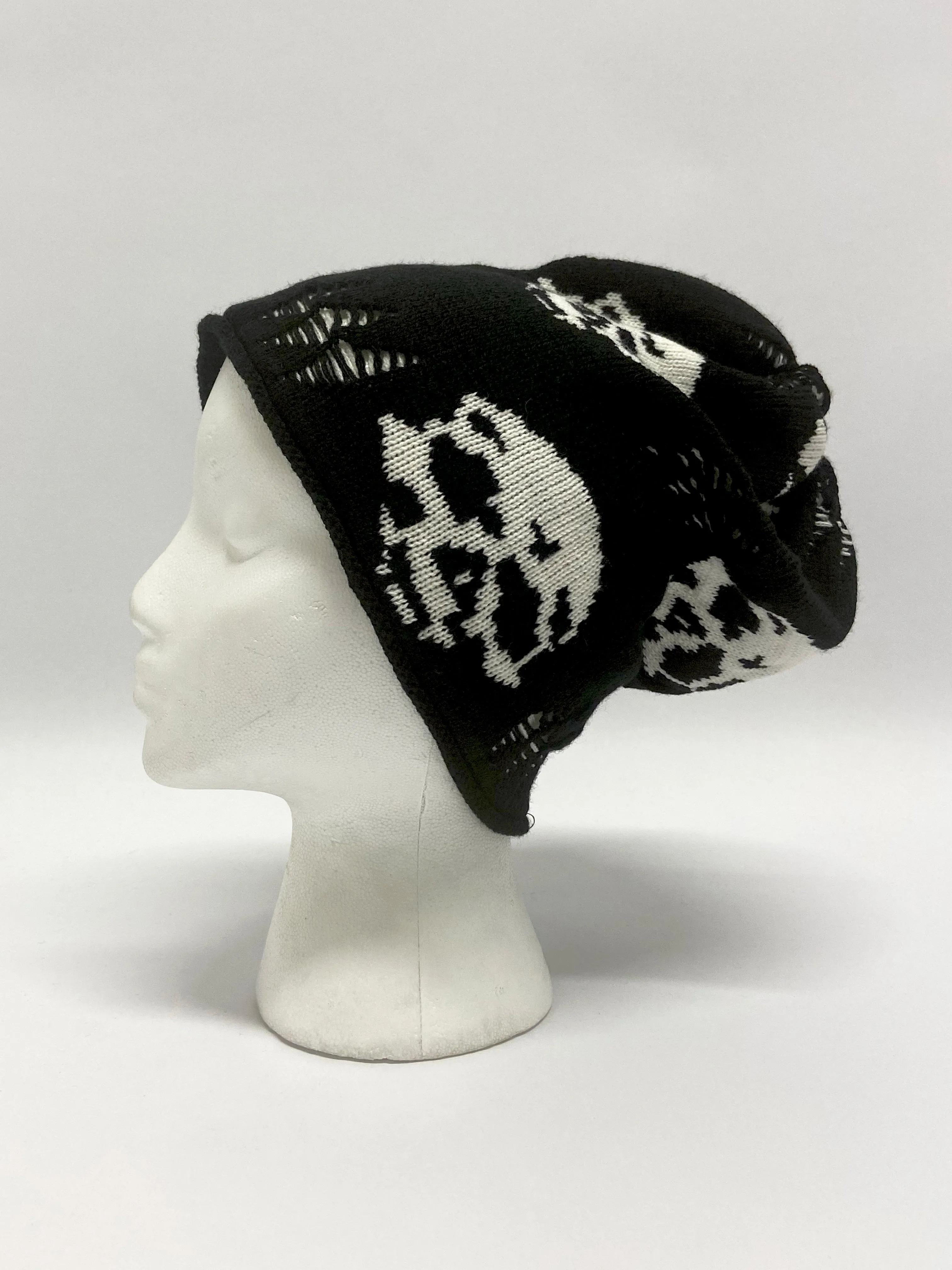 Reversible Oversize skull & slash beanie black and white